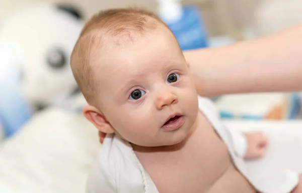 Portret Van Schattige Babymeisje Kijkend Naar Camera — Stockfoto