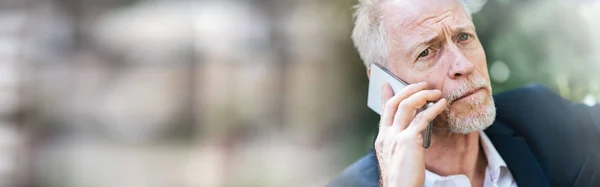 Зрелый Мужчина Использует Свой Мобильный Телефон Открытом Воздухе — стоковое фото