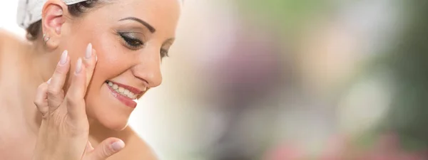 Portrait Smiling Young Woman Applying Moisturizing Cream Her Face — Stock Photo, Image