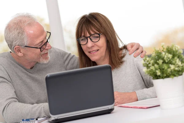 Couple Mature Utilisant Ordinateur Portable Maison — Photo