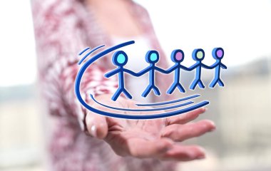 Takım çalışması kavramı, arka plandaki bir kadının elinin üstünde.