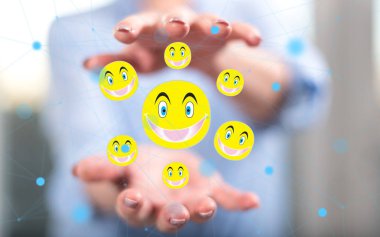 Arka planda bir kadının el arasında memnuniyeti kavramı