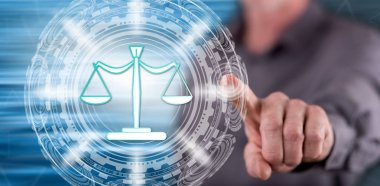 Adam dokunmatik ekranda adalet kavramına dokunuyor.