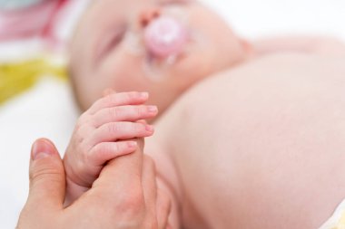 Minik bebek el tutan anne el