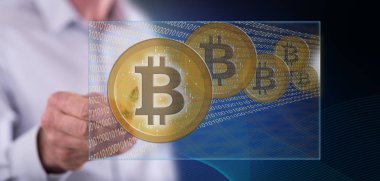 Adam bir bitcoin para birimi kavramı bir dokunmatik ekran üzerinde kalemle dokunma