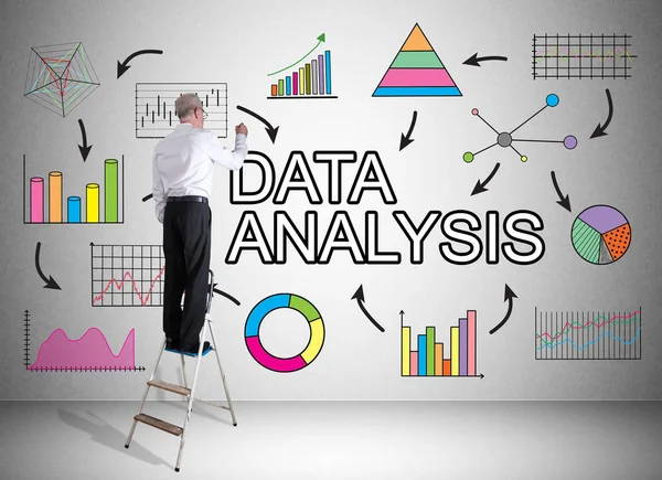 壁にデータ分析概念を描画梯子の上の男 — ストック写真