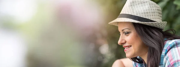 Porträt Einer Lächelnden Jungen Frau Einem Park Auf Verschwommenem Hintergrund — Stockfoto