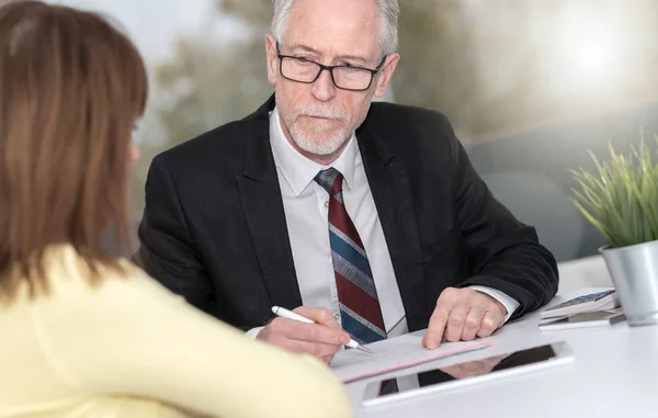 Financial Consultant Giving Advices Female Client Light Effect — Stock Photo, Image