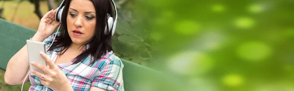 Mulher Bonita Ouvindo Música Com Fones Ouvido Livre — Fotografia de Stock