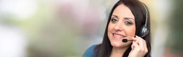 Mujer Bonita Sonriente Usando Auricular — Foto de Stock