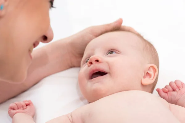 Bonito Bebê Menina Olhando Para Sua Mãe Feliz — Fotografia de Stock