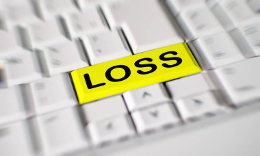 Bir sarı bilgisayar klavye tuşu basılı kelime kaybı