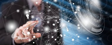 Adam dokunmatik ekranda sanal teknoloji konseptine parmağıyla dokunuyor.