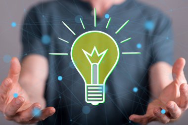 Arka planda bir adamın elleri arasında fikir kavramı