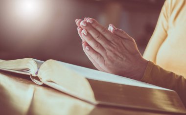 İncil ellerini dua kadının yakın çekim