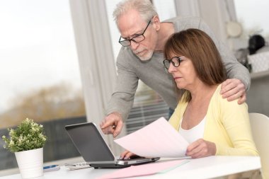 Üst düzey çift mali belge evde kontrol