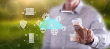 Adam dokunmatik ekranda bulut hesaplama konseptine parmağıyla dokunuyor.