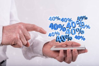 % 40 indirim kavramı üzerinde bir adam tarafından düzenlenen bir akıllı telefon