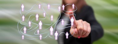 Kadın dokunmatik ekranda sosyal ağ konseptine parmağıyla dokunuyor.