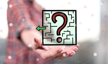 Karar kavramı, arka plandaki bir kadının elinin üstünde.