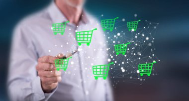 Dokunmatik ekranda kalemle bir e-ticaret konseptine dokunan adam