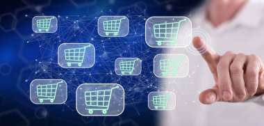 Bir adam dokunmatik ekranda online alışveriş konseptine parmağıyla dokunuyor.
