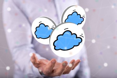 Bulut ağı kavramı arka plandaki adamın elinin üstünde.