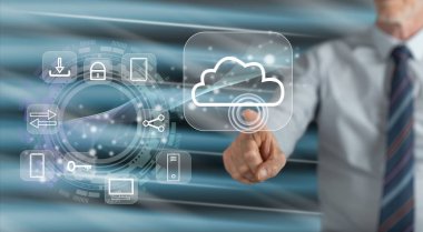 Adam dokunmatik ekranda bulut hesaplama konseptine parmağıyla dokunuyor.