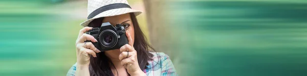 Portret Piękną Młodą Kobietę Fotografowanie Parku — Zdjęcie stockowe