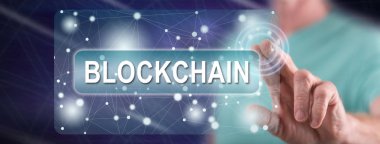 Bir adam dokunmatik ekranda engelleme konseptine parmağıyla dokunuyor.