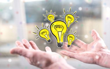 Yenilik kavramı bir erkeğin elinin üstünde.