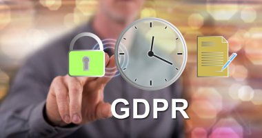 Adam dokunmatik ekranda GDPR konseptine parmağıyla dokunuyor.