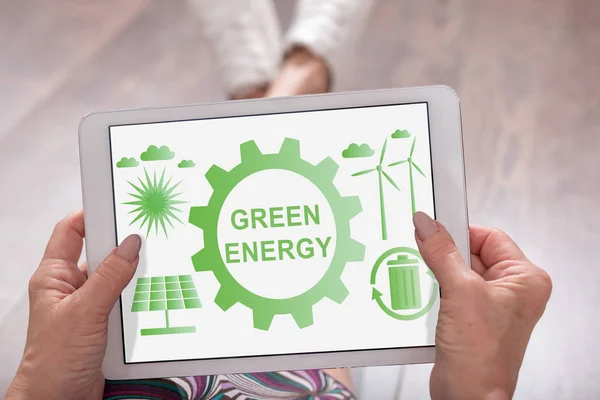 Concepto Energía Verde Mostrado Una Tableta Sostenida Por Una Mujer — Foto de Stock