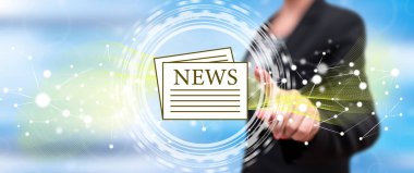 Bir kadın dokunmatik ekranda son dakika haberlerine dokunuyor.