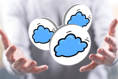 Arka planda bir adamın elleri yukarıda bulut ağ kavramı