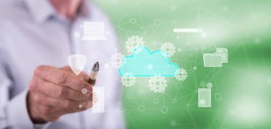 Bir adam dokunmatik ekranda bir kalem ile bulut hesaplama kavramına dokunuyor