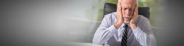 Homme Affaires Stressé Assis Bureau Avec Tête Dans Les Mains — Photo