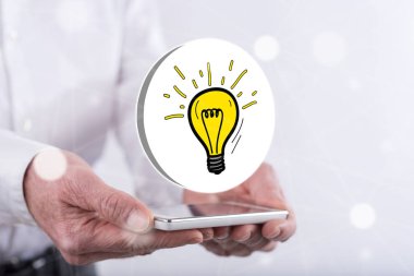 Yenilik kavramı üzerinde eller tarafından düzenlenen bir akıllı telefon