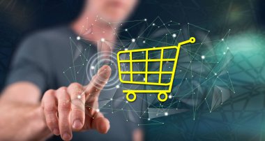 Adam dokunmatik ekranda bir e-ticaret konseptine parmağıyla dokunuyor.