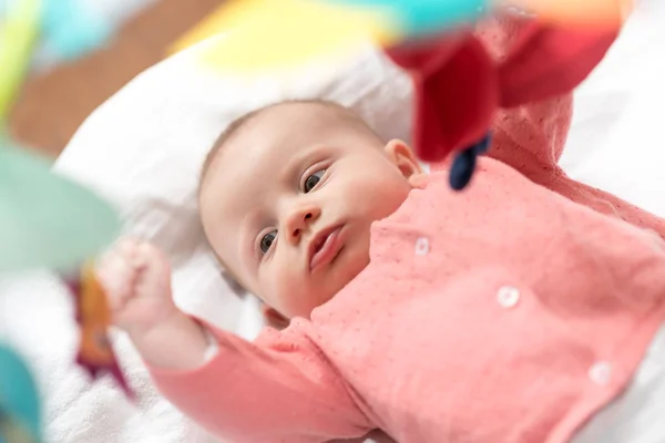 Bonito Bebê Menina Deitada Nas Costas Brincando Com Brinquedos Playmat — Fotografia de Stock