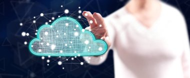 Kadın parmakları ile bir dokunmatik ekran üzerinde bir bulut ağ kavramı dokunmadan