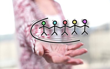 Takım çalışması kavramı, arka plandaki bir kadının elinin üstünde.