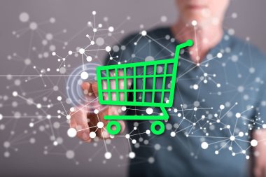 Adam dokunmatik ekranda bir e-ticaret konseptine parmağıyla dokunuyor.