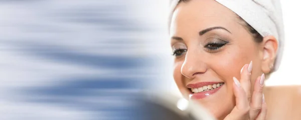 Portrait Smiling Young Woman Applying Moisturizing Cream Her Face — Stock Photo, Image