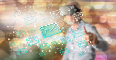 Adam bir e-posta kavramı onun parmak dokunmatik ekranlı cep bilgisayarlarda dokunmadan vr kulaklık ile