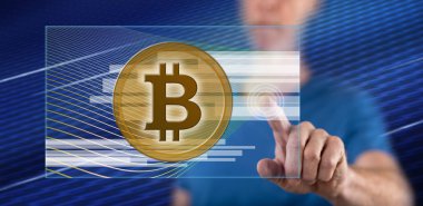 Bir adam dokunmatik ekranda bitcoin para kavramına parmağıyla dokunuyor