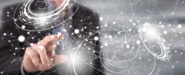 Adam dokunmatik ekranda sanal teknoloji konseptine parmağıyla dokunuyor.