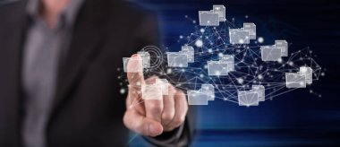 Dokunmatik ekranda veri bağlantısı kavramına parmağıyla dokunan bir adam