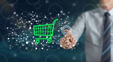 Adam dokunmatik ekranda bir e-ticaret konseptine parmağıyla dokunuyor.