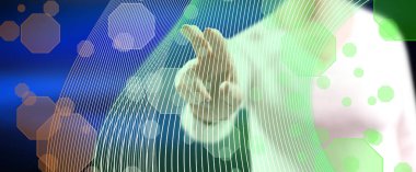 Parmaklarını dokunmatik ekranlı cep bilgisayarlarda sanal teknoloji kavramı dokunmadan kadın